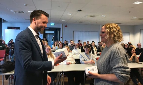 Ingunn Westvik Jolma, Head of the Faculty of Science and Technology (Department of Chemistry, Life Sciences, and Environmental Engineering), expresses gratitude to Andreas Bakke following his lecture on Science Day.